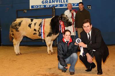 Edmund Lowe, Agri Business Manager, Northern Bank makes a presentation to Laura Ervine, Newtownabbey for her father Jim's Overall Supreme Champion at the Northern Ireland Blue Cattle Club Autumn Show and Sale in Dungannon Farmers' Mart. Pictured at the halter along with Jim is Myles McDermott, Co Carlow, Judge of the event.