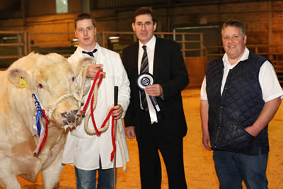 The Reserve Supreme Champion at the Northern Ireland Blue Cattle Club Autumn Show and Sale was Droit Brutus ET owned by Richard Mowbray, right, Newtownstewart. Edmund Lowe, Agri Business Manager, Northern Bank is pictured presenting the prizewinning rosette.