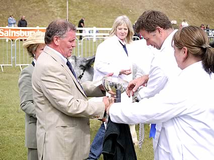 Jim Barber Judge presenting Geoff and Lorraine Dunn with Overall Champion Trophy