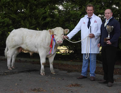 Colin Harbinson from th emeat joint Antrim presents James Martin with show champion 