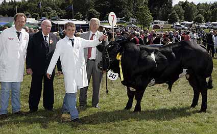 James and Sam Martin reserve with Ivan Porter Osmonds and Ted Haste Judge in the British Blue bull Derby
