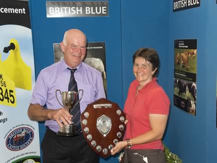 Gail Ellis, receiving the Merial Animal Health Shield for the Best Male Exhibit